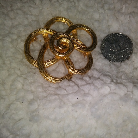 Nwot Statement Gold Flower Daisy Pin / Brooch - Picture 4 of 5